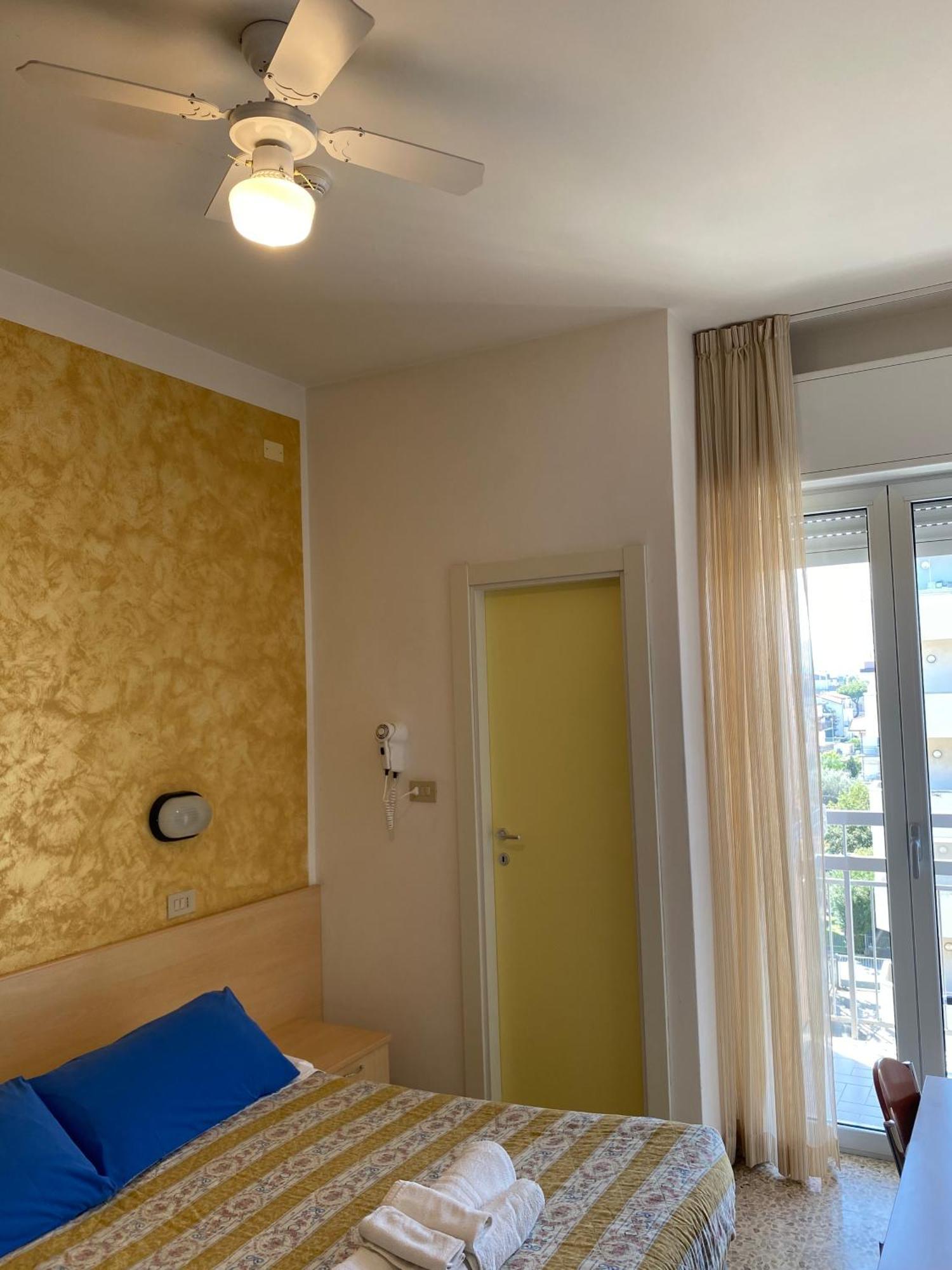 Hotel Loretta Ріміні Екстер'єр фото