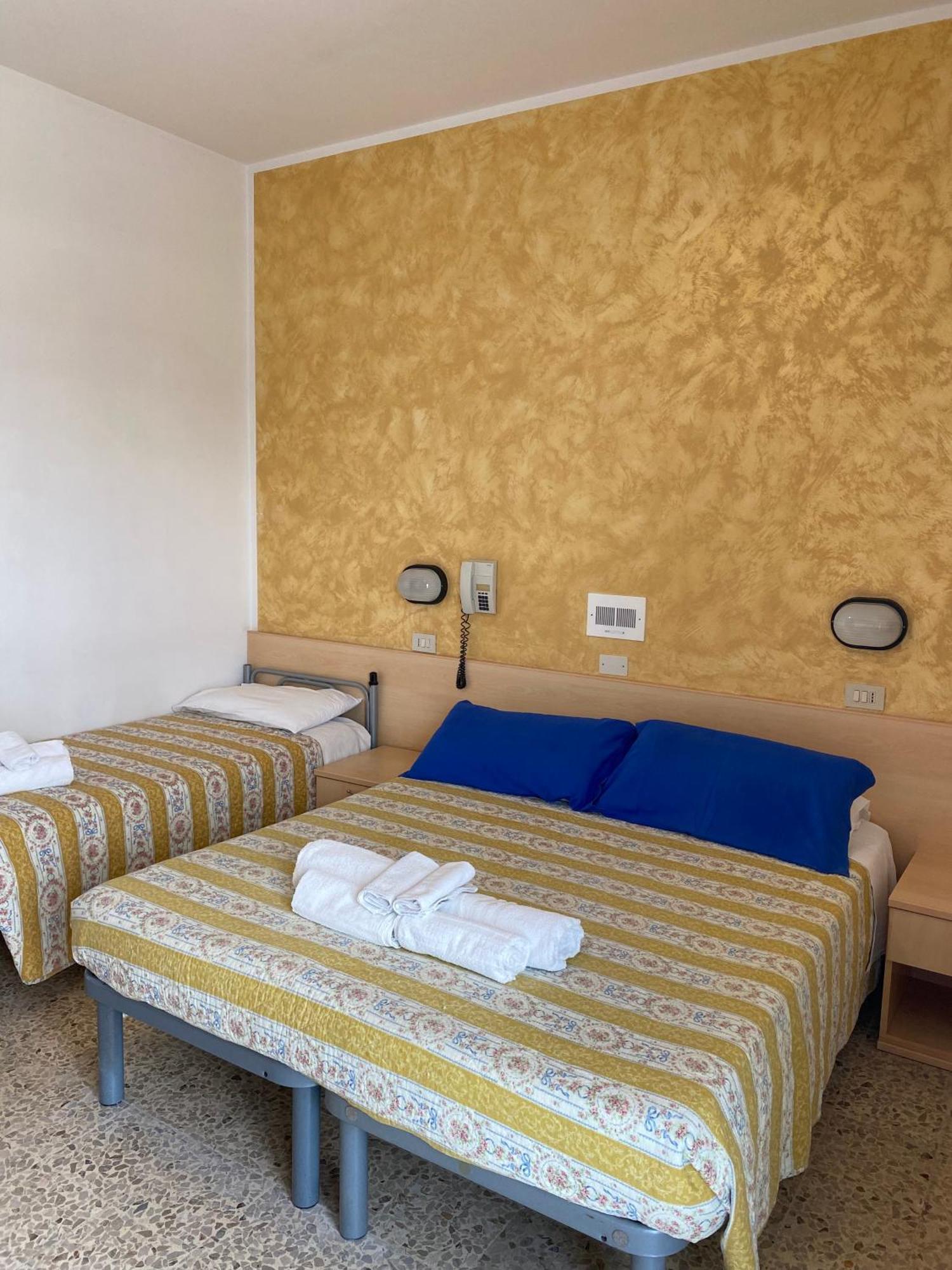 Hotel Loretta Ріміні Екстер'єр фото