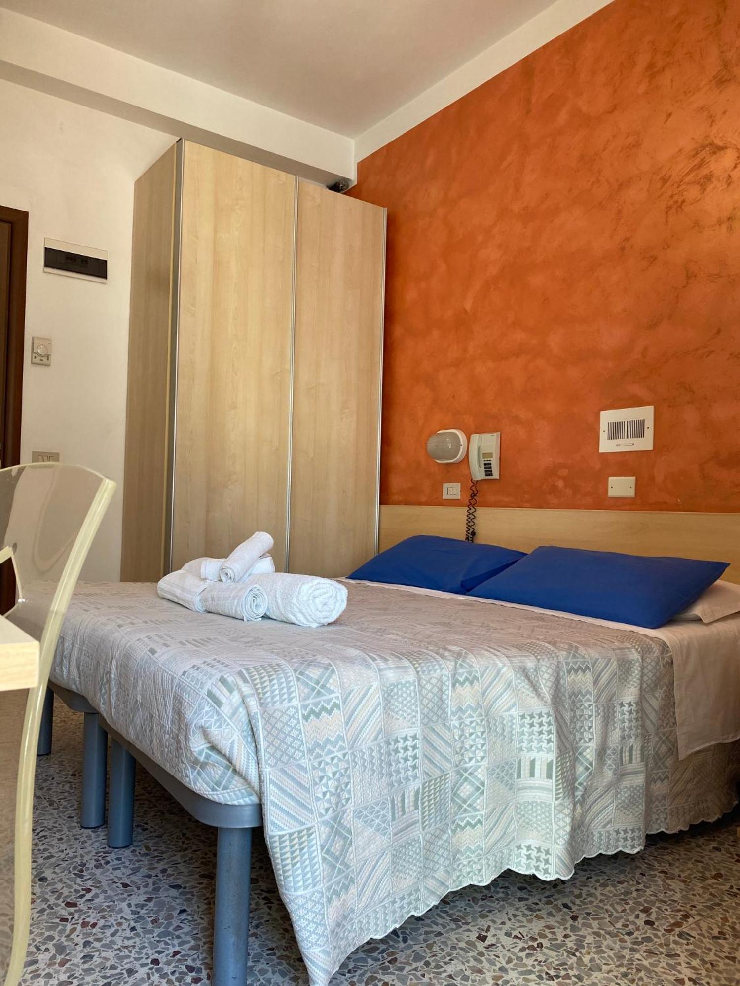 Hotel Loretta Ріміні Екстер'єр фото