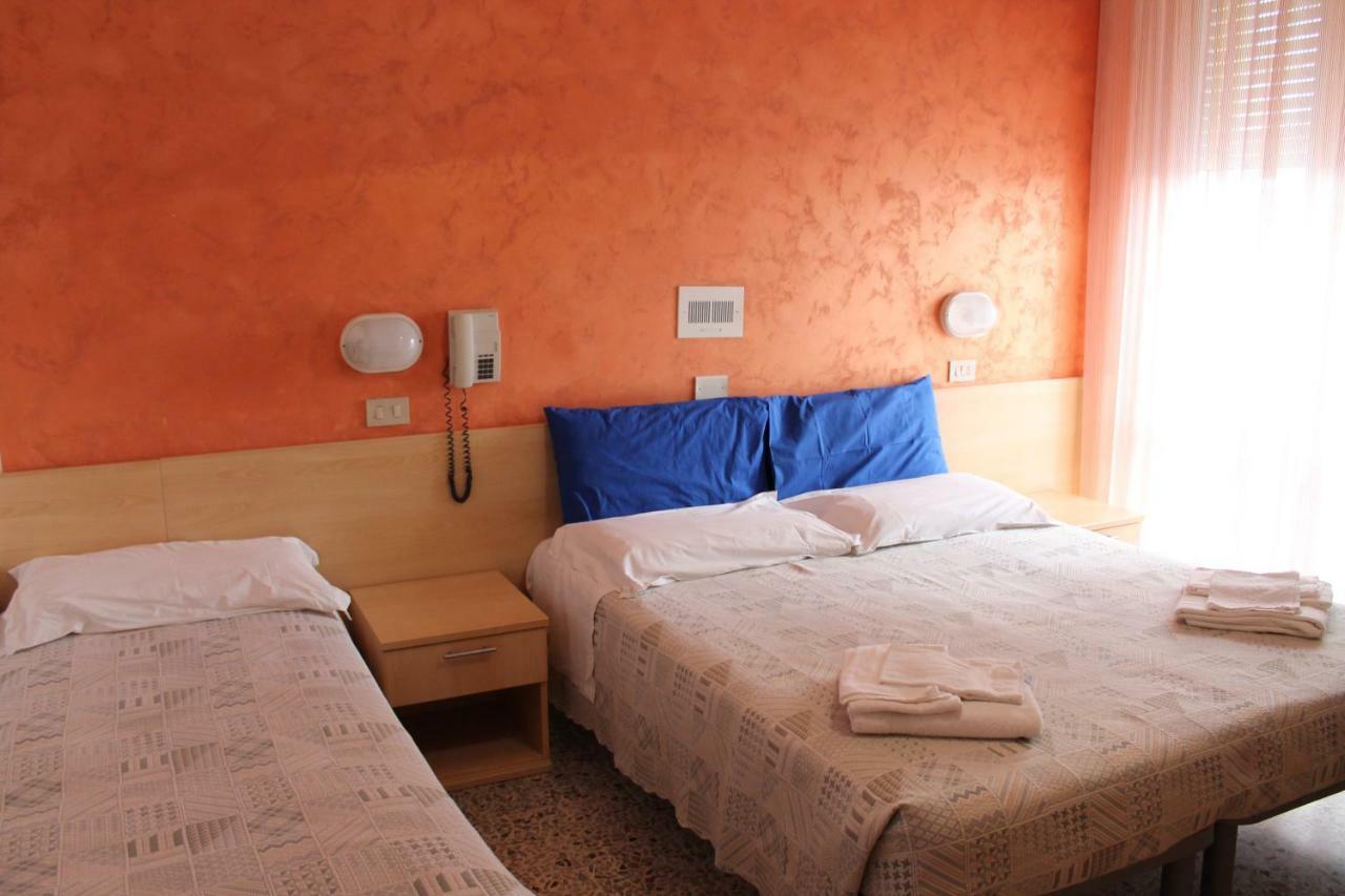Hotel Loretta Ріміні Екстер'єр фото