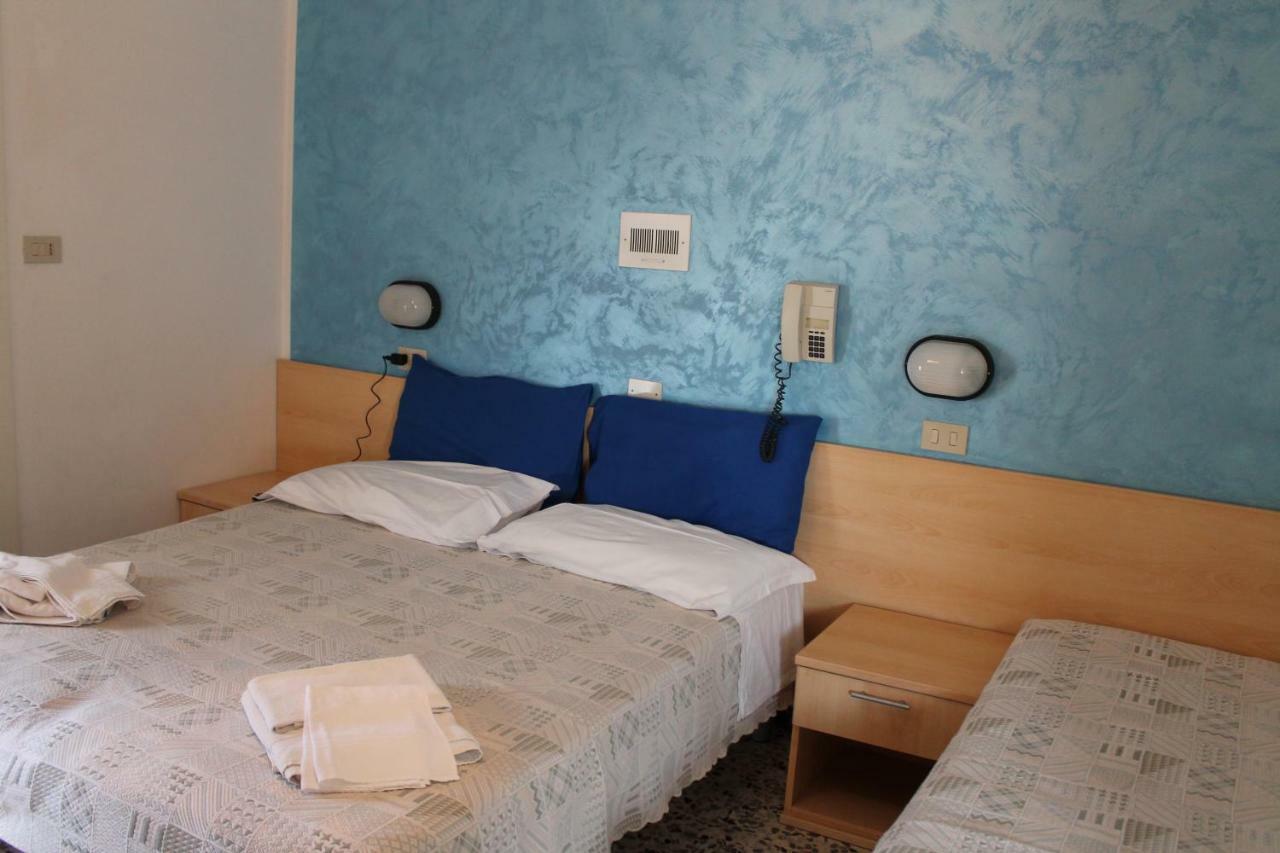 Hotel Loretta Ріміні Екстер'єр фото
