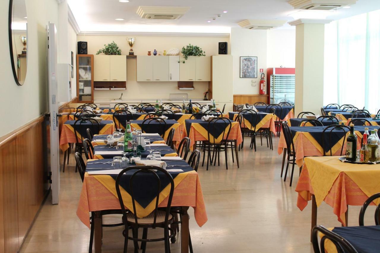 Hotel Loretta Ріміні Екстер'єр фото