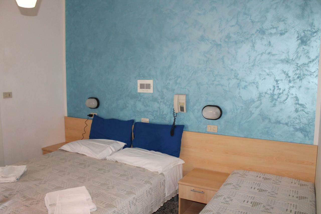 Hotel Loretta Ріміні Екстер'єр фото